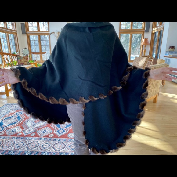 Cape/Shawl - Picture 6 of 6